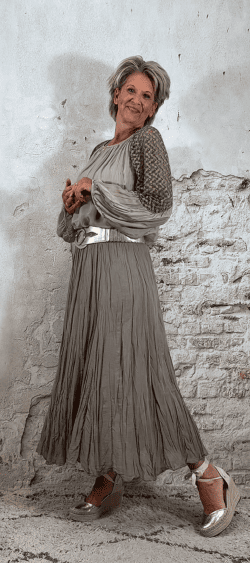 zijden blouse met kanten mouw gecombineerd met de taupe krinkel rok van katoen
