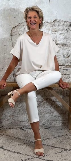 128407. Ava oversized semi travel shirt v-hals beige