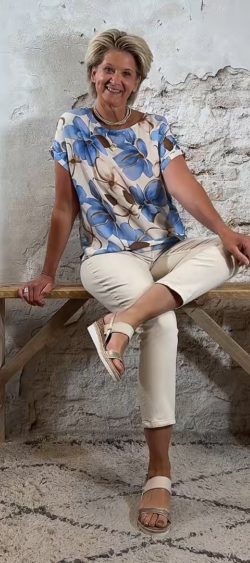 127055. Ava blouse-shirt gebloemd lichtblauw/camel