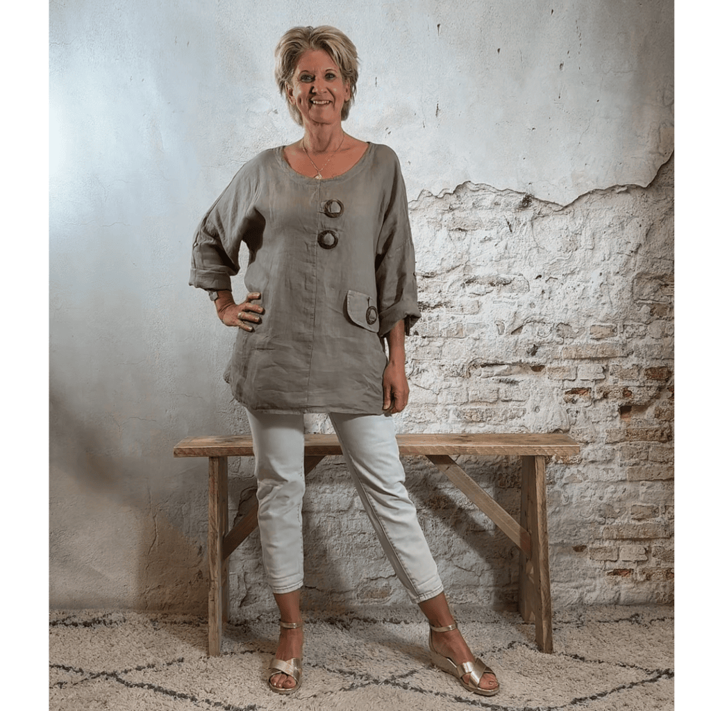 linnen tuniek blouse taupe met kokos gespen en speelse details