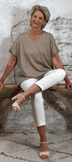 128410. Ava oversized semi travel shirt v-hals zand
