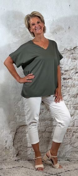 128398. Ava oversized semi travel shirt v-hals khaki