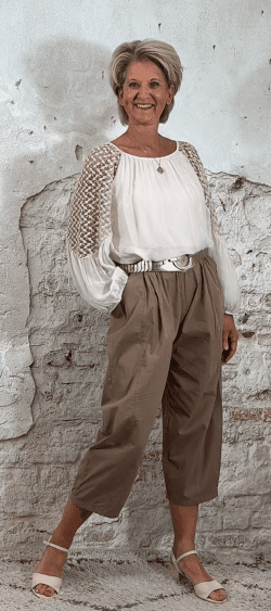 ballonbroek camel cacoao kleur gecombineerd met Ailan zijden blouse met kant in beige met hakjes