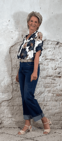 DONKERE JEANS MET OMSLAG OF FLARE MAAT 34 T/M 42