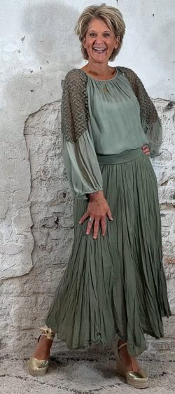 zijden blouse top khaki met lange mouw en kant gecombineerde met krinkel rok khaki