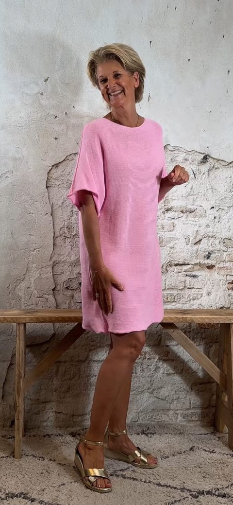 Gebreide tuniek roze ibiza stijl zijkant