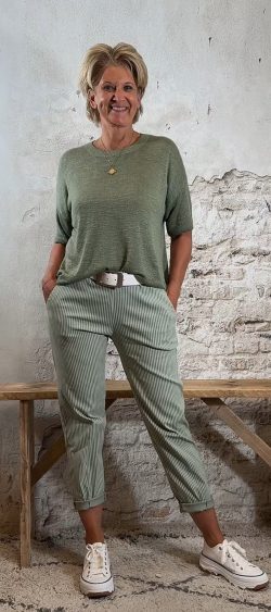 124349. Comfy momfit met streep khaki