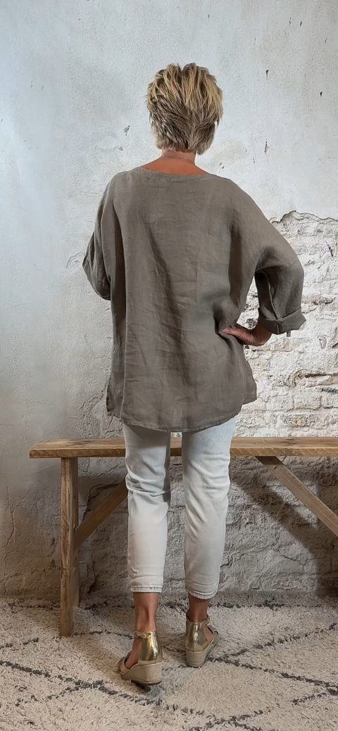 Taupe linnen tuniek blouse met kokos gesp achterkant