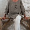 Taupe linnen tuniek blouse met kokos gesp sfeer