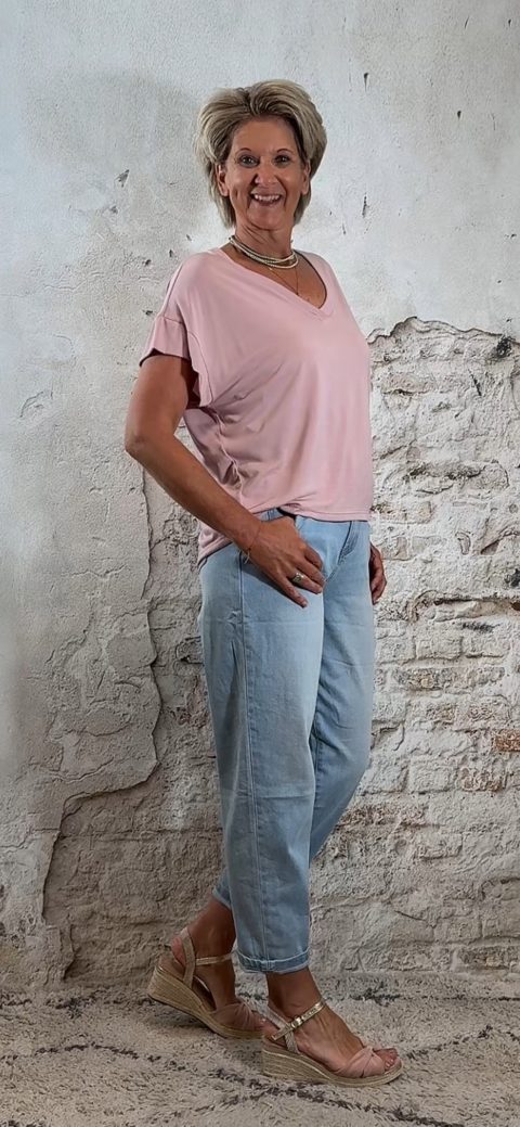 gravelshirt v hals viscose oud roze recht model zijkant