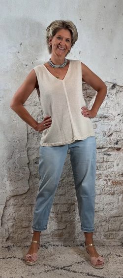 121164. Gebreide top v-hals beige