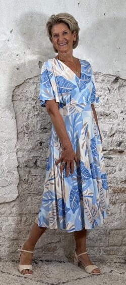 116262. Traveljurk Midi Leafs korte mouw lichtblauw
