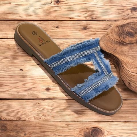slipper van spijkerstof, gerafeld en met strass steentjes
