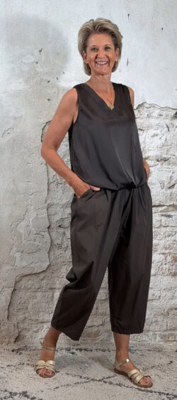 glans top met v hals donkerbruin drop kleur met ballonbroek donkerbruin drop