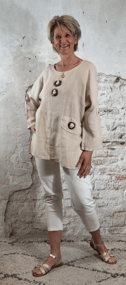 121259. LAATSTE 2! Tuniek blouse met kokos gesp zand