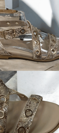 2290. Sandaal met slangenprint en gouden details