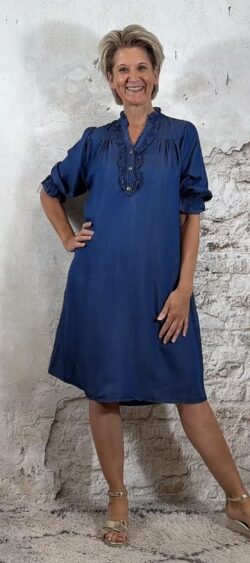 130450. Casual jeans tuniek-jurk met ruffle donkerblauw