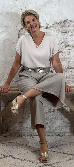 119827. Oversized zomer pullover V-hals kapmouw zand