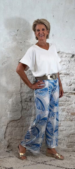 117723. Plus size wijde travelbroek Leafs lichtblauw