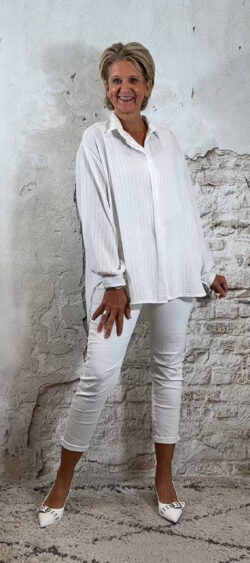 106127. Oversized blouse lurex krijtstreep wit