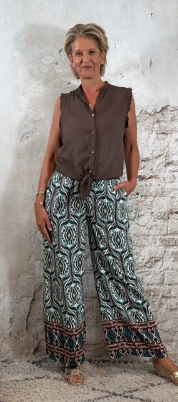 134197. Ruffle knoopblouse mouwloos bruin