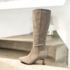 suedine hoge laars, spits met pump hak beige
