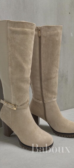T308. Suedine laars met hak en gesp beige