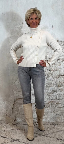 138042. Ava coltrui met knopen ecru/beige