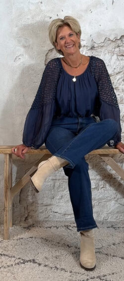 138263. Ailan zijden blouse met kant en voering donkerblauw