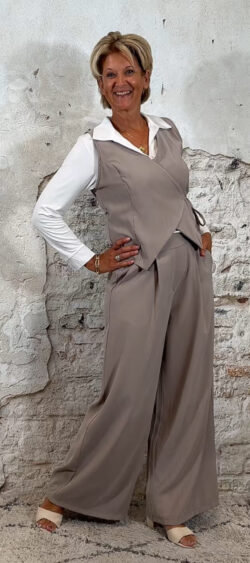 138692. Cher overslag gilet taupe