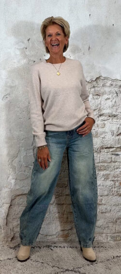 139176. Evy pullover met strass knoopjes zand (leverbaar vanaf 19 augustus, je kunt al bestellen)