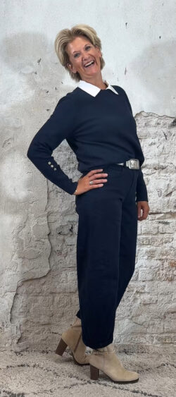 140494. Evy pullover met strass knoopjes donkerblauw (leverbaar vanaf 29 augustus, je kunt al bestellen)