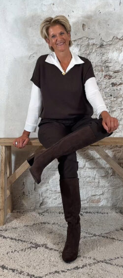 138832. Evy pullover kapmouw v-hals bruin