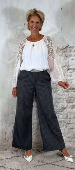 140030. Evy wijde pantalon krijtstreep grijs