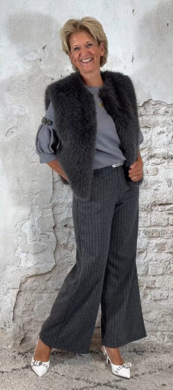 140039. Evy fake fur bodywarmer grijs (leverbaar vanaf 29 augustus, je kunt al bestellen)