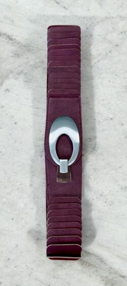 139135. Elastische riem bordeaux met matte ovale gesp