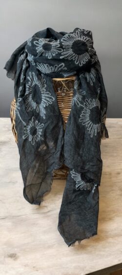 141473. Sjaal blom donkergrijs