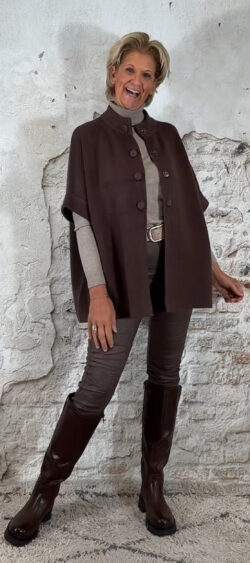 ⛔️142156. Evy oversized 4-knoops vest bruin