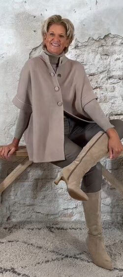 142153. LAATSTE! Evy oversized 4-knoops vest taupe