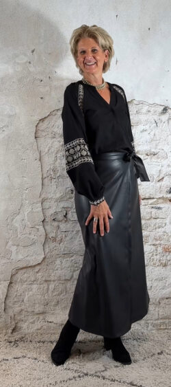133623. Geborduurde blouse zwart