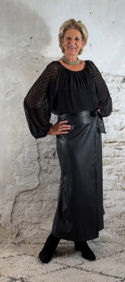 144524. Evy leatherlook maxi rok zwart
