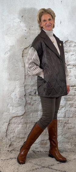 145458. Evy gewatteerde bodywarmer bruin