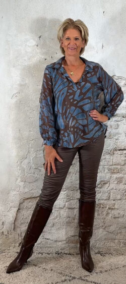144924. Evy transparant blouse bruin-blauw print (14 oktober weer op voorraad, je kunt al bestellen)