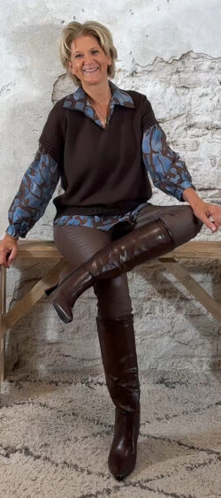 138832. Evy pullover kapmouw v-hals bruin