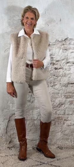 140036. Evy fake fur bodywarmer beige (14 oktober weer op voorraad, je kunt al bestellen)
