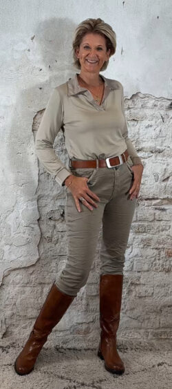 143279. Basic polo longsleeve zand