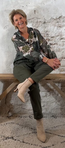 146588. Evy transparant blouse Lio flower khaki