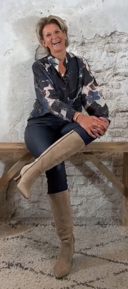 146590. Evy transparant blouse Lio flower donkerblauw