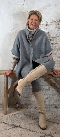 142154. LAATSTE 2! Evy oversized 4-knoops vest grijs