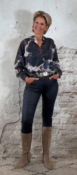 146590. Evy transparant blouse Lio flower donkerblauw